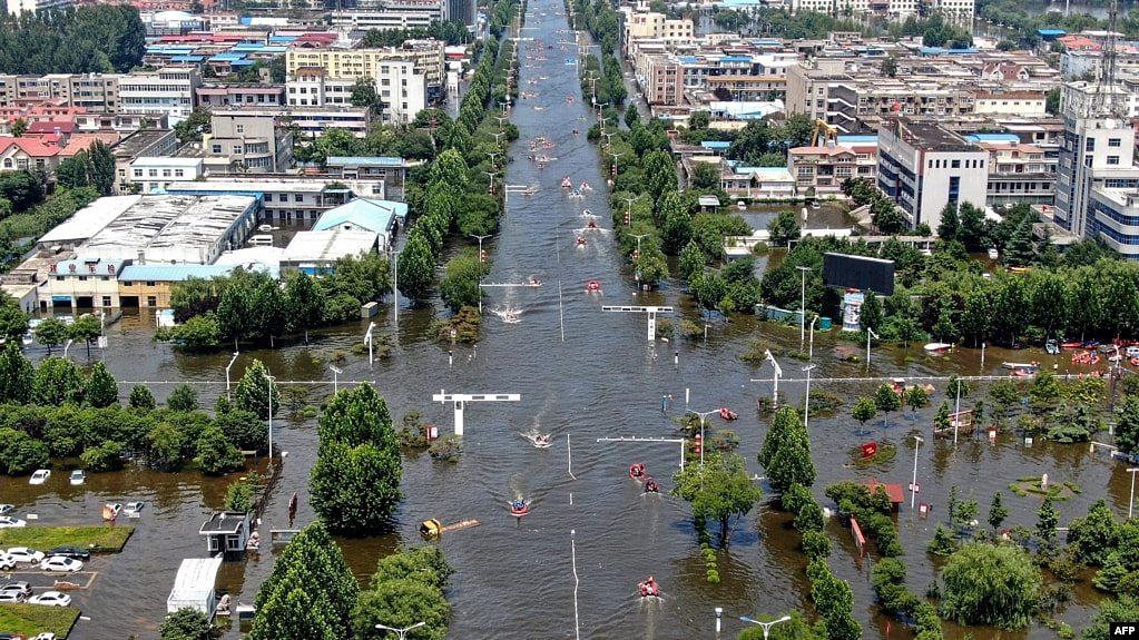 河南新乡卫辉城暴雨成灾后的街道。（2021年7月26日）