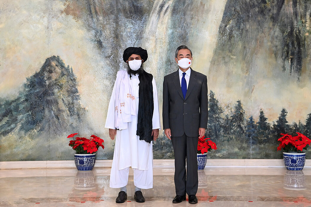 周三，中国天津，塔利班副领导人毛拉·阿卜杜勒·加尼·巴拉达尔（左）与中国外交部长王毅。