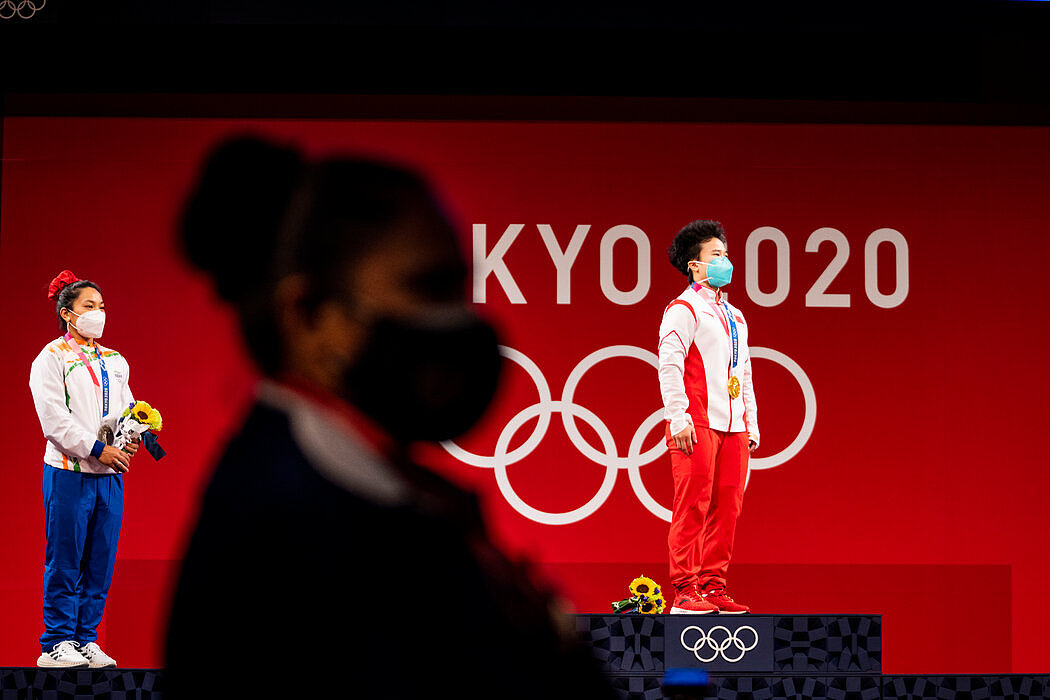 中国选手侯志慧在东京奥运会上赢得了女子49公斤级举重比赛金牌，并打破了三项奥运会纪录。