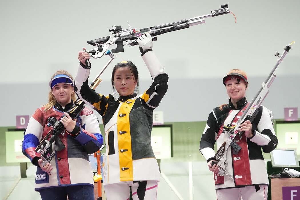 上周六，中国选手杨倩在女子10米气步枪比赛中夺冠，赢得了东京奥运会的首枚金牌。