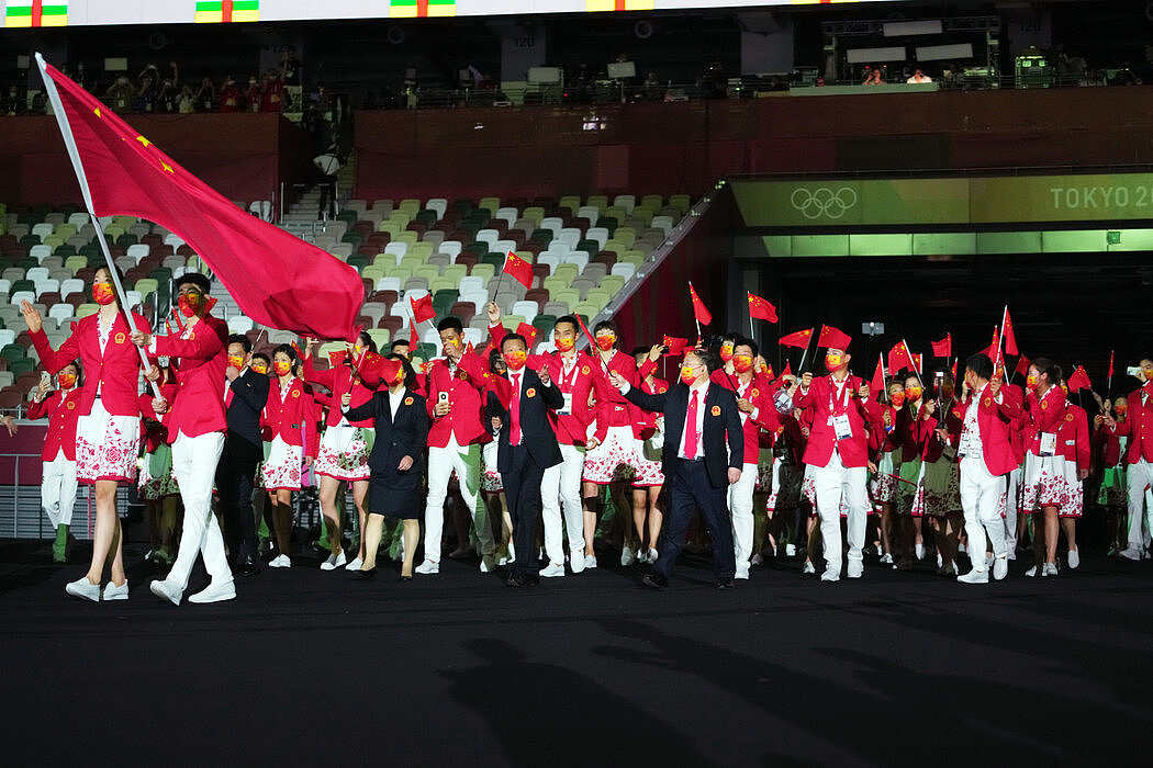 中国代表团在上周的东京奥运会开幕式上。中国派出了413名运动员参加本届奥运会，是中国有史以来规模最大的代表团，运动员中近70%是女性。