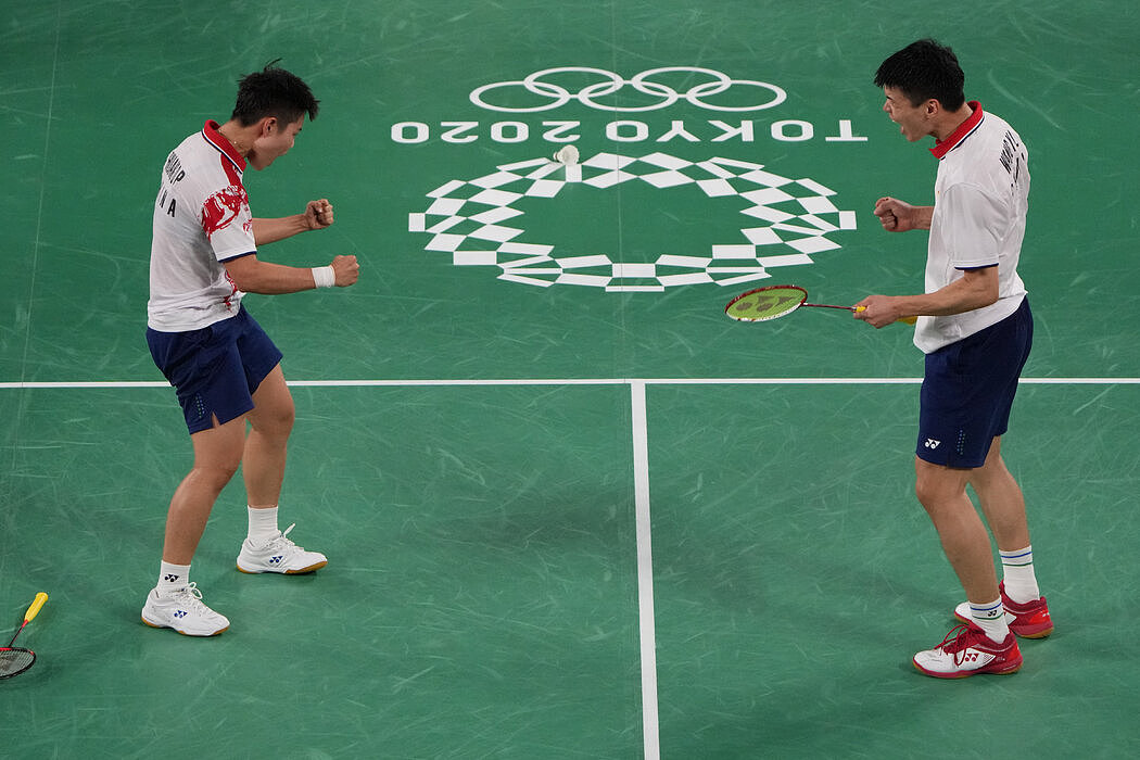 在周五的羽毛球混双金牌争夺战中，中国运动员王懿律（左）/黄东萍将对阵队友郑思维/黄雅琼。