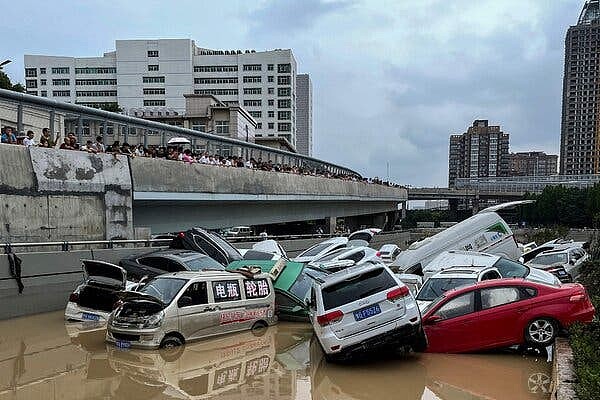 郑州，暴雨过后，被洪水冲走的汽车堆积成山。