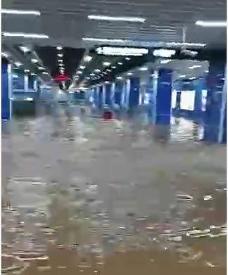 大量雨水冲入广州地铁神舟路站，站内乘客全部安全疏散，进水点已封堵