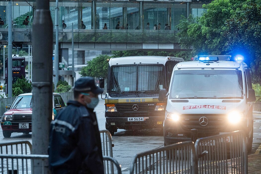 周五，一辆厢型车将唐英杰带到香港法院接受宣判。