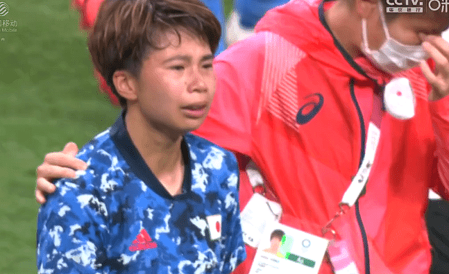 日本女足出局：全员爆哭，队长瘫坐，头号球星怒砸皮球（组图） - 9