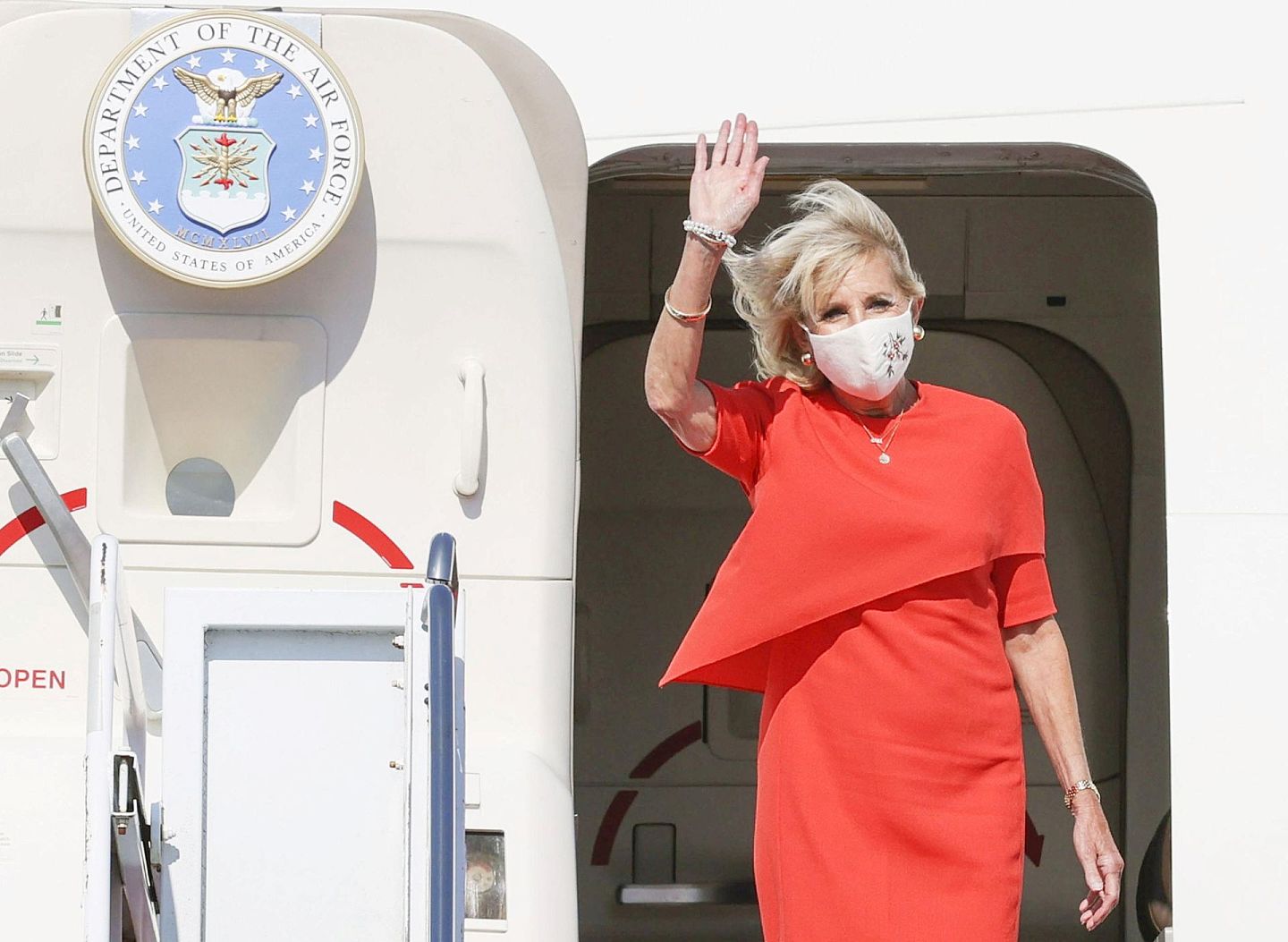 2021 年 7 月 22 日，美国第一夫人吉尔·拜登抵达横田空军基地，出席在日本东京举行的 2020 年东京奥运会开幕式。（Reuters）