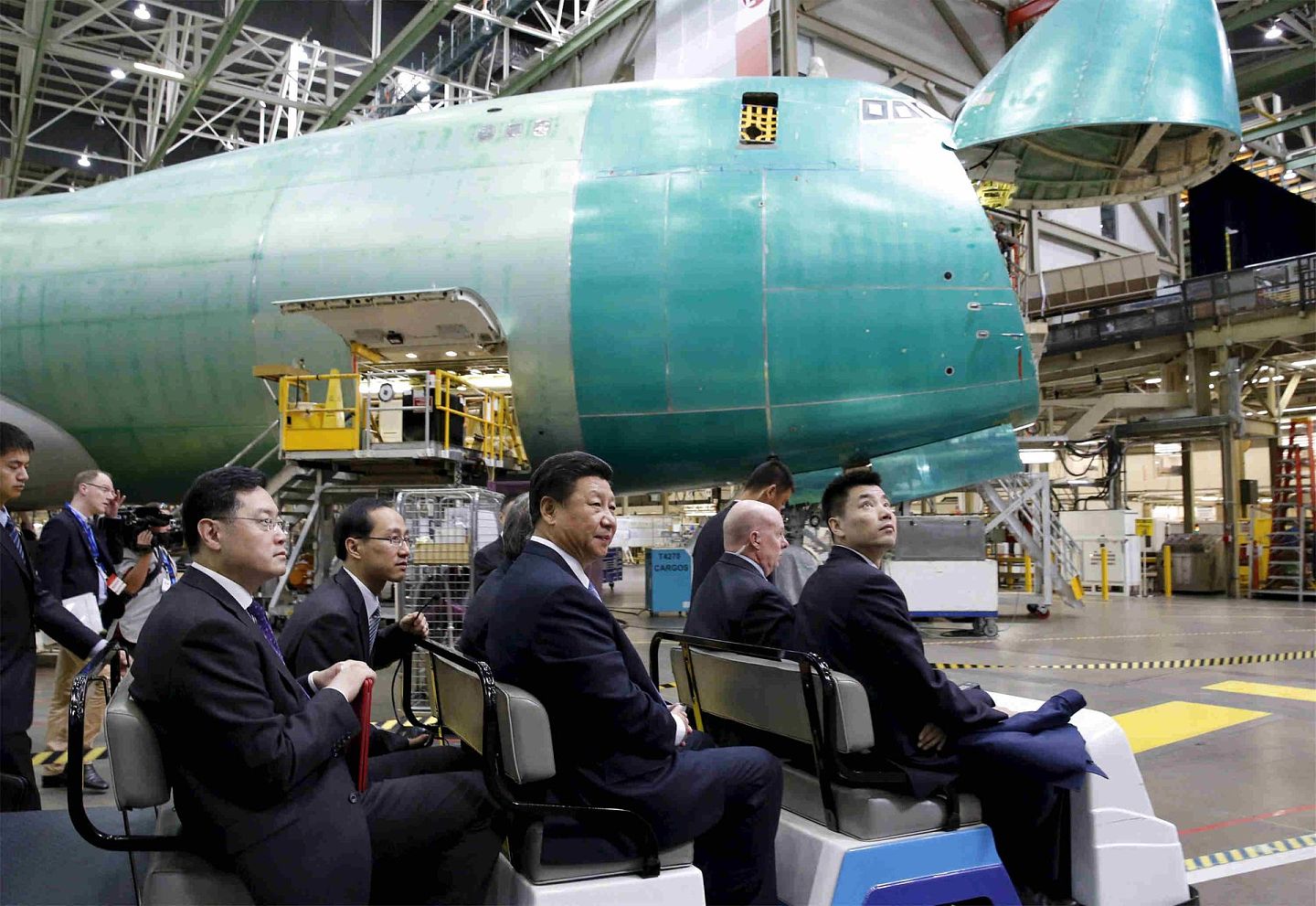 秦刚陪同习近平一起参观波音公司商用飞机制造厂。（Reuters）