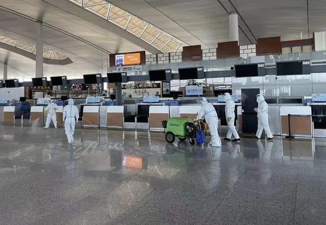  工作人员在南京禄口机场T2航站楼内进行消杀。来源：新华社