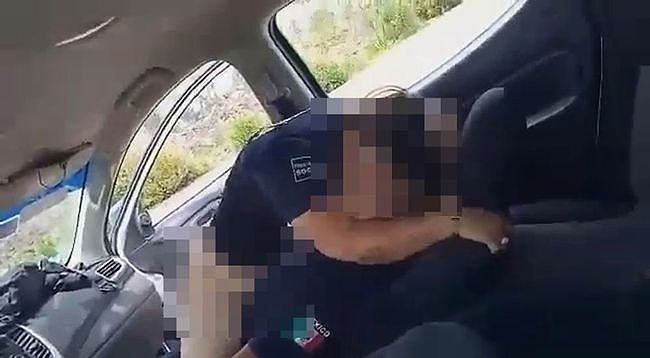 墨西哥两名警官在警车里性交，男警官还戴着手铐，结果被路人拍到（组图） - 3