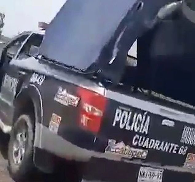 墨西哥两名警官在警车里性交，男警官还戴着手铐，结果被路人拍到（组图） - 4
