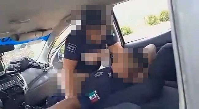 墨西哥两名警官在警车里性交，男警官还戴着手铐，结果被路人拍到（组图） - 2