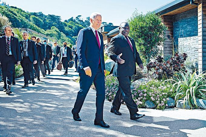 上月在英国康沃尔郡举行G7峰会期间，拜登（左）与南非总统拉马福萨齐步往工作会议会场。