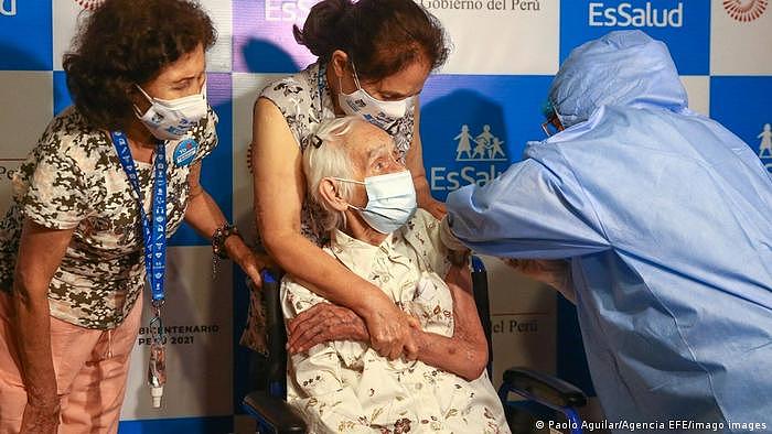 秘鲁一位104岁的老人接种新冠疫苗。