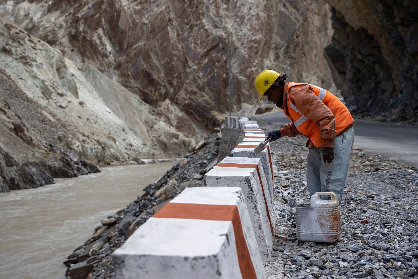 2020年9月17日，印度工人正在拉达克山区修建公路。（Reuters）