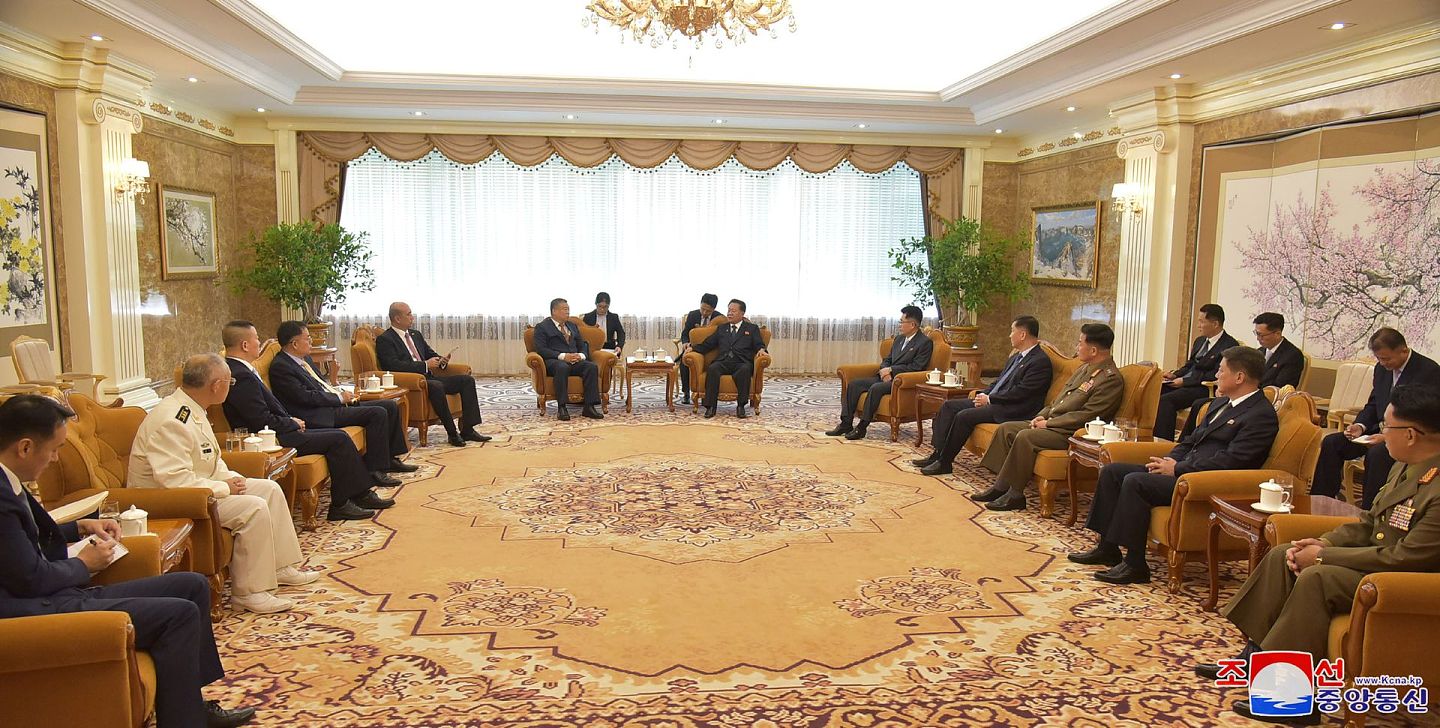 2021年7月9日，在《中朝友好合作互助条约》签署60周年之际，朝鲜最高人民会议常任委员会委员长崔龙海与中国驻朝鲜大使李进军举行会晤。（Reuters）