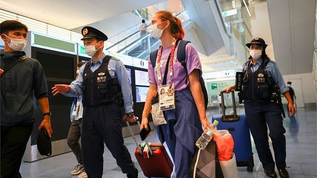 8月1日，齐马努斯卡娅在东京羽田机场得到警方护送。