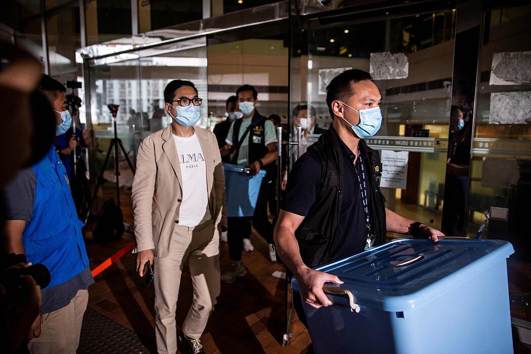7月16日，警方在香港大学学生会办公室外搬运物品。