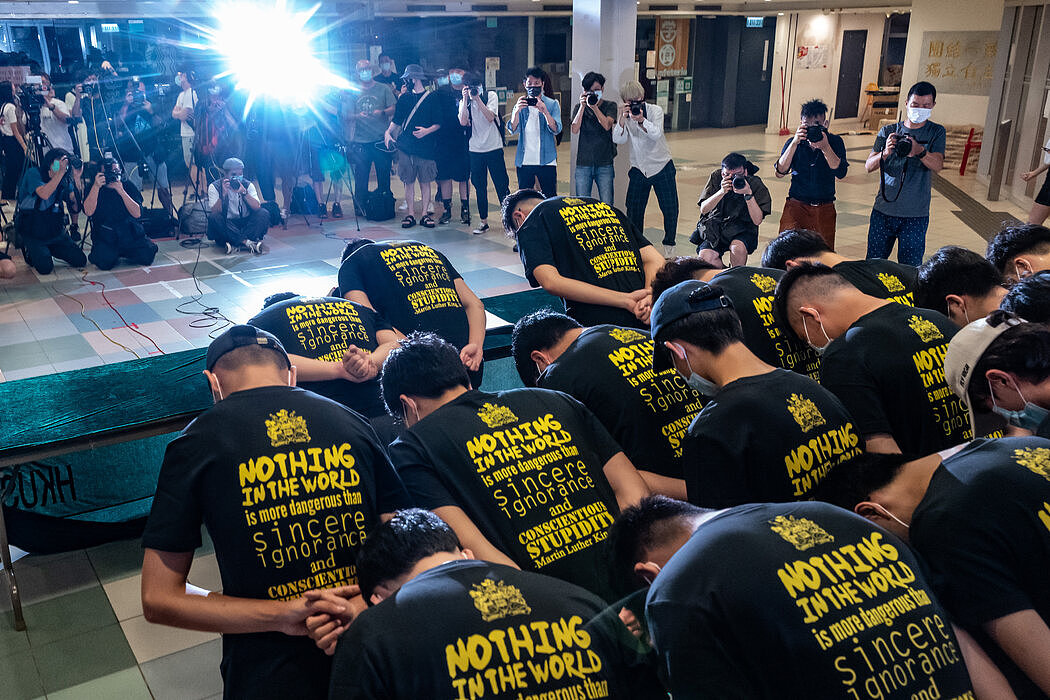 今年7月，在对一名刺伤警察的男子表示同情后，香港大学学生会领导人道歉并辞职。