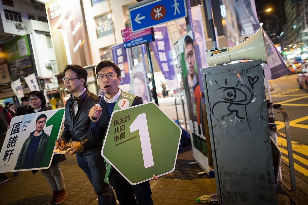 2018年3月，亲民主派候选人区诺轩在香港拉票。黄耀明因在一场为区诺轩举行的补选机会上表演歌曲而被捕。