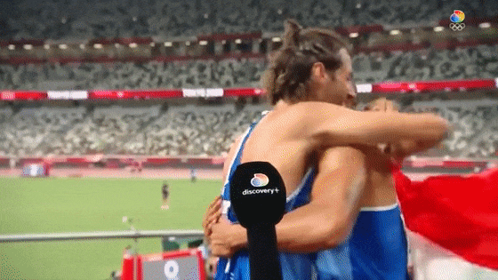 意大利连夺两金，帅哥运动员头盖国旗热情拥吻！网友：极致浪漫（视频/组图） - 22