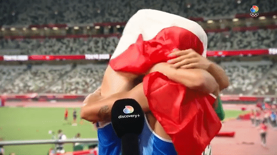意大利连夺两金，帅哥运动员头盖国旗热情拥吻！网友：极致浪漫（视频/组图） - 27