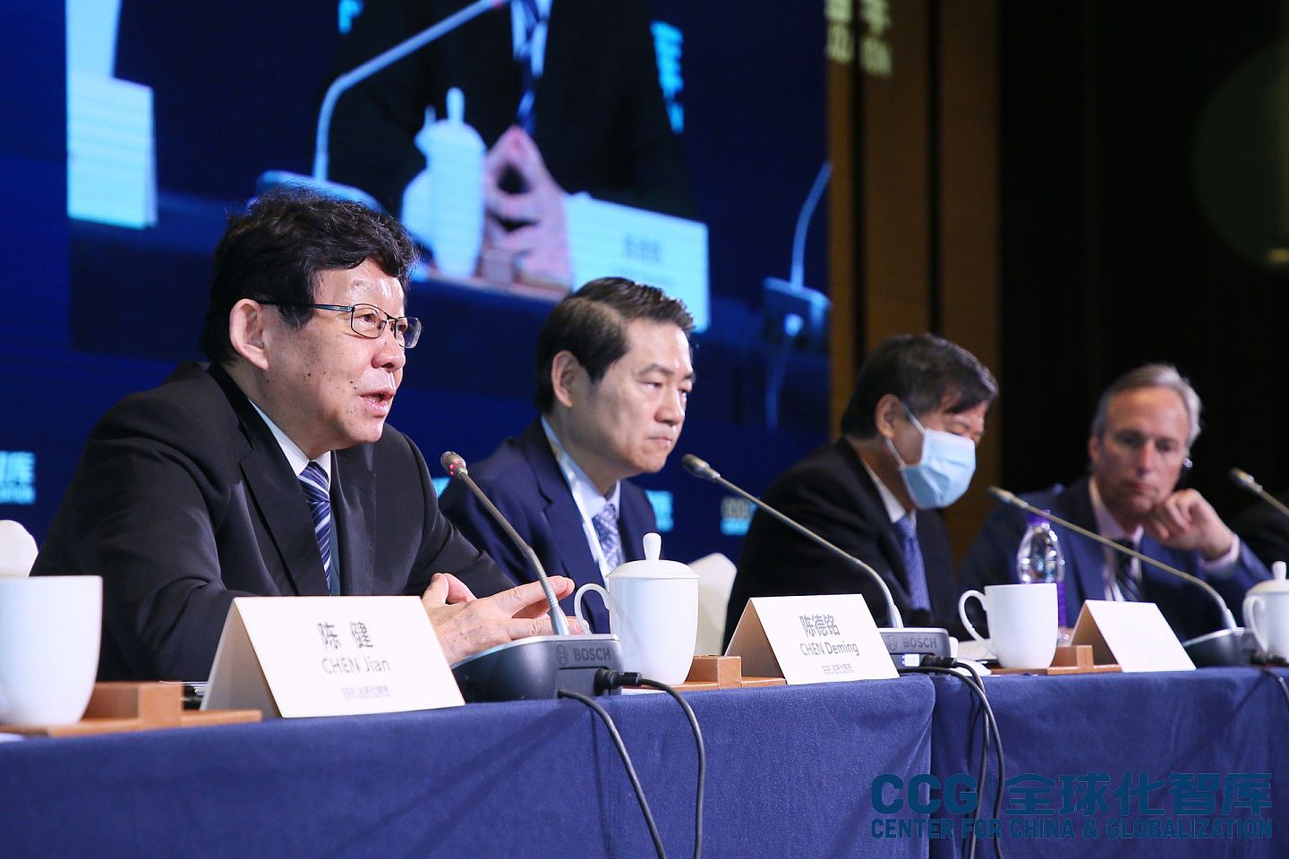 2021年7月29日至30日，由中国与全球化智库主办的第七届中国与全球化论坛在北京举行。中国商务部前部长陈德铭（左一）和财政部前副部长朱光耀出席。（CCG供图）