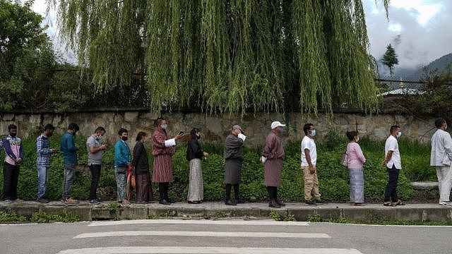 不丹首都廷布一处接种点外群众排队登记接受COVID-19疫苗注射（20/7/2021）