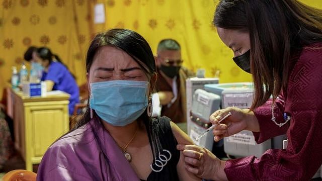 不丹首都廷布一处疫苗接种中心内一位女士接受新冠疫苗注射（26/7/2021）