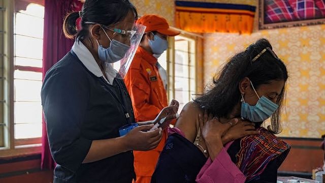 不丹首都廷布某中学内一位女士接受COVID-19疫苗注射（27/3/2021）
