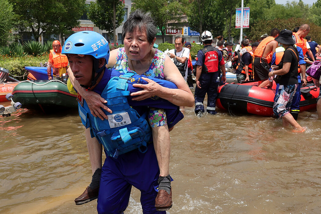 上周，河南卫辉被疏散的民众。