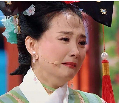 “晴格格”王艳眼窝凹陷，脸垮不似从前，儿子暴风成长高她半头