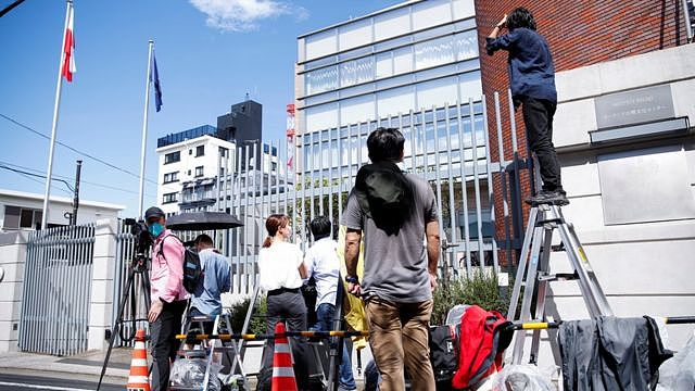 媒体记者在波兰驻日本大使馆外守候采访（3/8/2021）