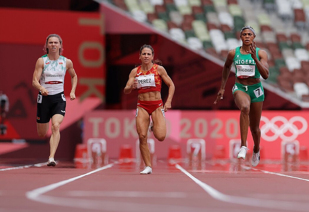 蒂马诺夫斯卡娅（左）在周五的100米预赛中。