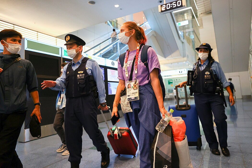 周日，东京羽田机场，克里斯蒂娜·蒂马诺夫斯卡娅得到日本警察陪同。