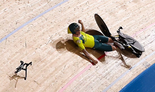 ▲▼ 澳洲自行车手亚历山大波特（Alexander Porter）在场上摔飞。（图／达志影像）