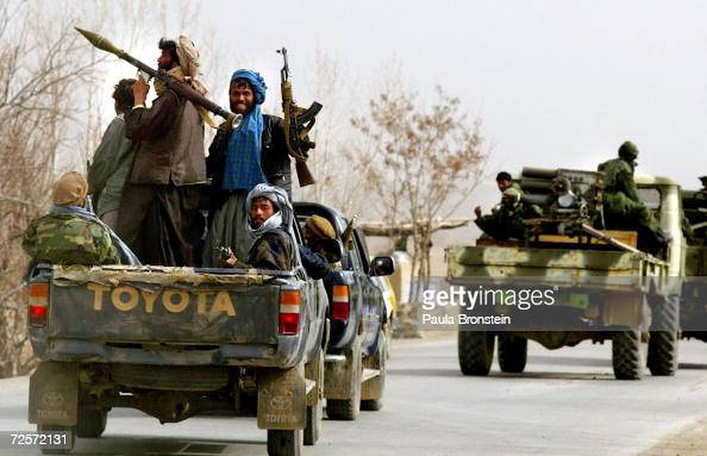 2002年3月8日，部分前北方联盟士兵从阿富汗首都喀布尔乘车前往东部的帕克蒂亚省首府与北约联军会合，准备参加针对塔利班与基地武装分子的军事行动。（Getty Images）