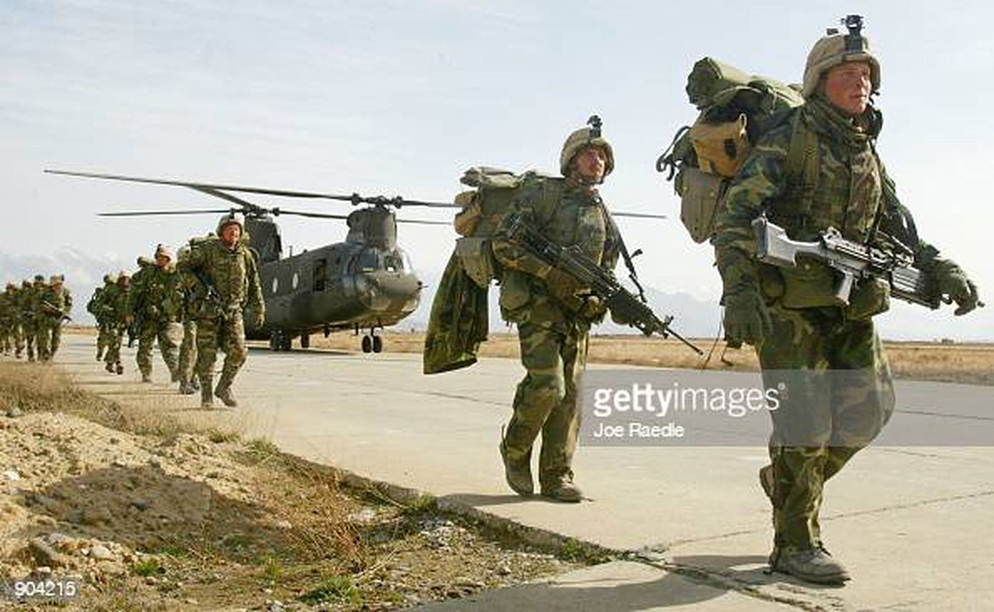 2002年3月11日，阿富汗东部，美军第10山地师与第101空降师的官兵在完成旨在清剿塔利班与基地武装分子的“蟒蛇行动”后返回巴格拉姆空军基地。（Getty Images）