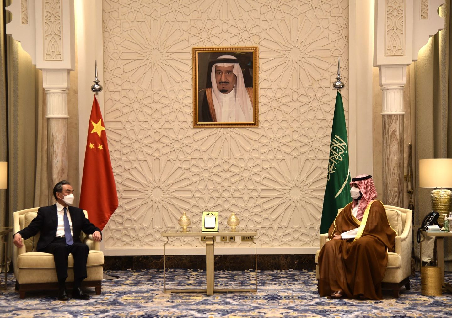 2021年3月24日，利雅得，沙特王储小萨勒曼（右）在未来新城会见中国国务委员兼外长王毅。（新华社）