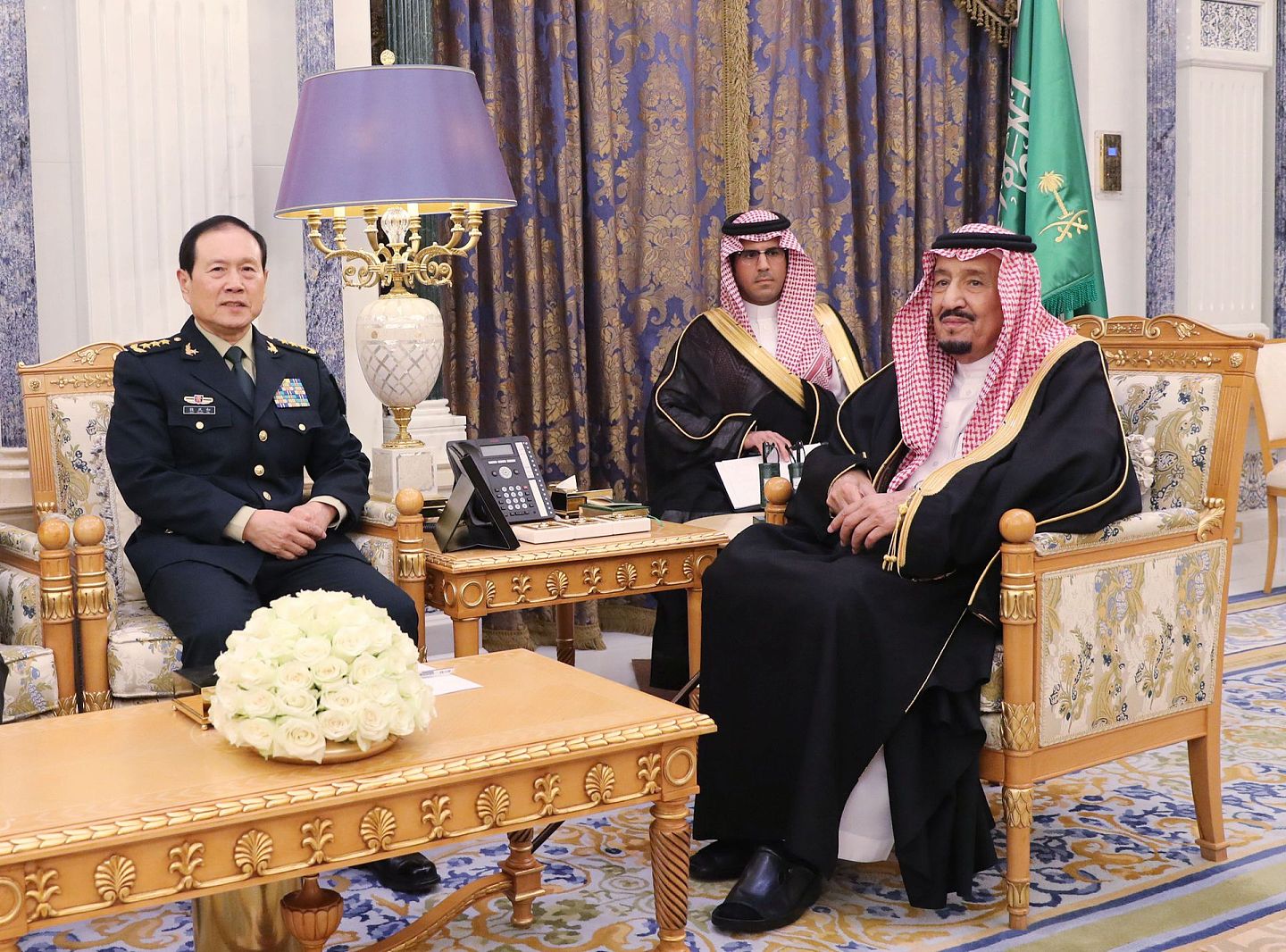 2019年3月26日，在沙特阿拉伯首都利雅得，沙特国王萨勒曼（右）会见中国国务委员兼国防部长魏凤和（左）。 新华社发（李晓伟摄）