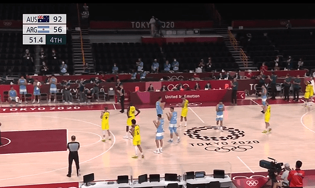 最后51.4秒阿根廷落后36分！澳洲男篮停止比赛向斯科拉鼓掌致敬（组图） - 2