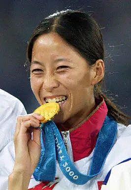 最“孤独”的中国奥运冠军：她赢得金牌后，现场无人庆祝，独自含泪绕场（组图） - 3