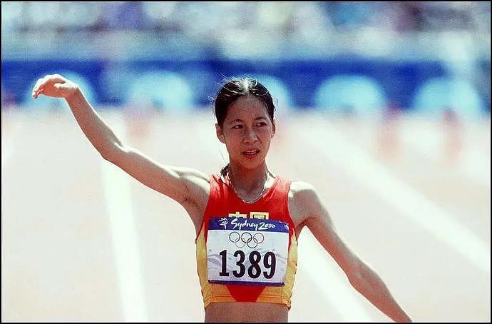 最“孤独”的中国奥运冠军：她赢得金牌后，现场无人庆祝，独自含泪绕场（组图） - 1