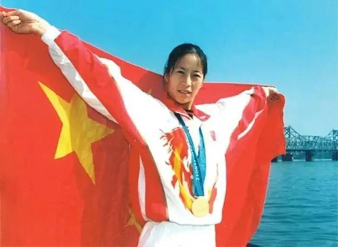 最“孤独”的中国奥运冠军：她赢得金牌后，现场无人庆祝，独自含泪绕场（组图） - 15