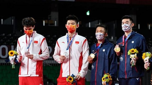 Taiwan's Lee Yang (3rd L) and Taiwan's Wang Chi-lin (3rd R) pose with their men's doubles badminton gold medals next to China's Liu Yuchen (2nd L) and China's Li Junhui (L) with their silver medals