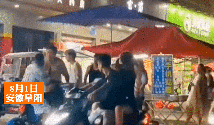 安徽街头一非裔男子调戏中国女孩，几名小伙霸气围堵：这里是中国（视频/组图） - 1