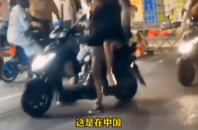 安徽街头一非裔男子调戏中国女孩，几名小伙霸气围堵：这里是中国（视频/组图） - 4