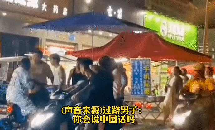 安徽街头一非裔男子调戏中国女孩，几名小伙霸气围堵：这里是中国（视频/组图） - 2