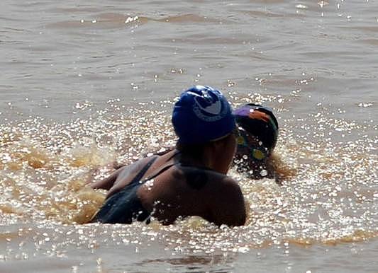 游泳选手赛中骑对手身上毒打，使劲往水里摁头，新闻官：裁判没看到就没问题