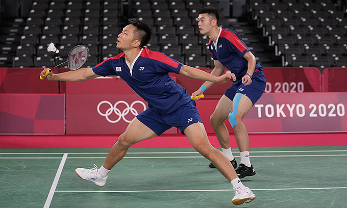 夺得东京奥运羽毛球男子双打金牌的李洋（左）与王齐麟（美联社）
